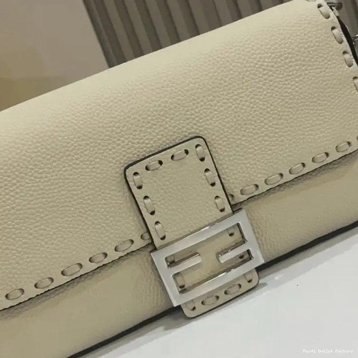 Vintage HOT Fendi Leather In Medium Beige Romano Selleria Cuoio Bag Baguette 0509